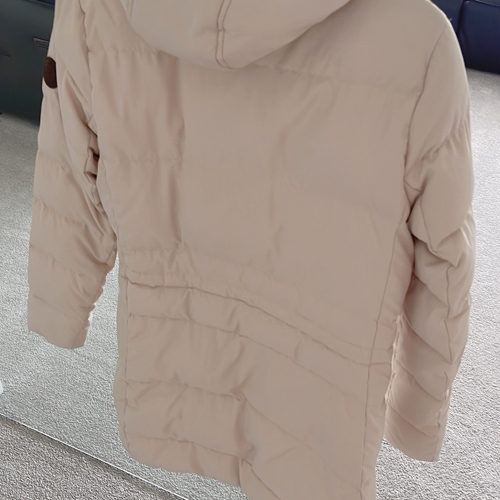 Beautiful coat - Picture 2 of 5